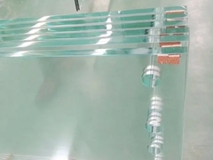 ガラスのパネルに穴を掘る